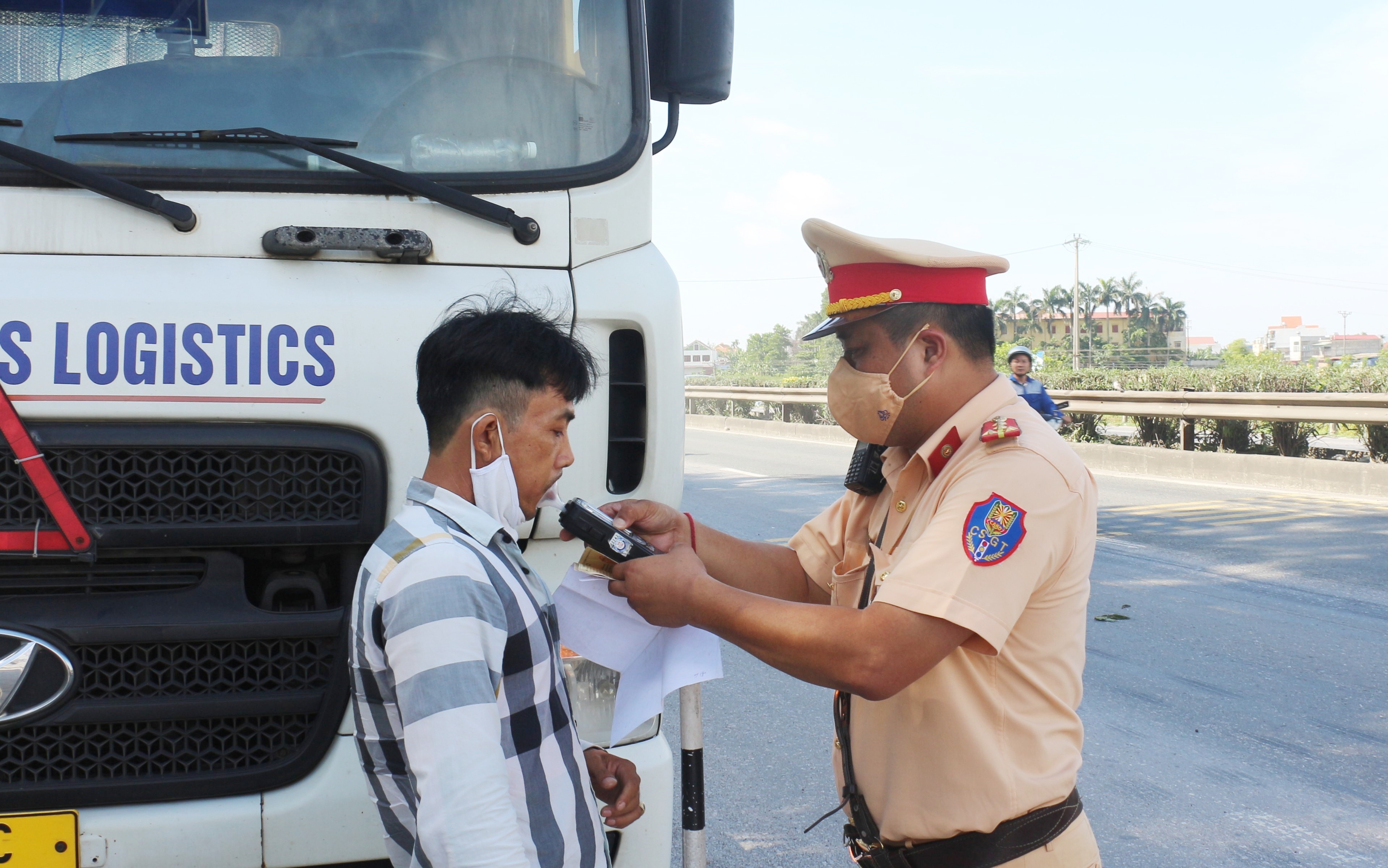 Cao điểm kiểm tra, xử lý các hành vi vi phạm trật tự, an toàn giao thông: Phát hiện 40 trường hợp vi phạm nồng độ cồn